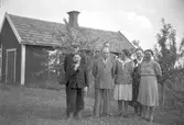 Grupp vid uthus, Stora Mellösa, 1930-tal