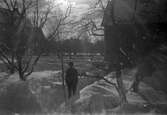 Man mellan snövallar i Rynninge, 1940-tal