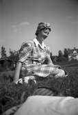 Kvinna på gräsmatta i Stora Mellösa, 1930-tal