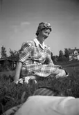 Kvinna på gräsmatta i Stora Mellösa, 1930-tal
