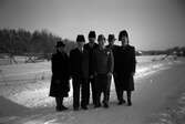 Grupp på promenad i Stora Mellösa, 1940-tal