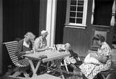 Kvinnor handarbetar i vårsolen i Stora Mellösa, 1940-tal