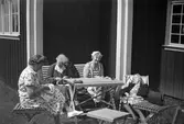 Kvinnor handarbetar i vårsolen i Stora Mellösa, 1940-tal