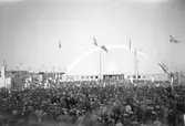 Folksamling utanför Idrottshuset på Örebroutställningen 1947