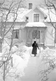 Kvinna vid villa i Rynninge, 1940-tal