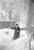 Kvinna med snöskyffel i Rynninge, 1940-tal