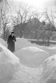 Kvinna mellan snövallar i Rynninge, 1940-tal