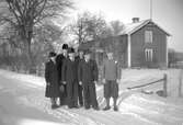 Grupp på vinterpromenad i Stora Mellösa, 1940-tal