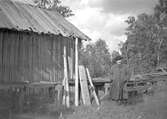 Kvinna vid brädupplag i Råsta gård, Stora Mellösa 1940-tal