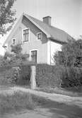 Enfamiljshus med putsad fasad i Rynninge, 1940-tal