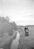 Kvinna vid bäck i Stora Mellösa, 1940-tal
