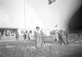 Kvinna utanför Idrottshuset på Örebroutställningen 1947