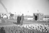 Äldre par utanför Idrottshuset på Örebroutställningen 1947