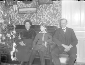 Föräldrar och dotter firar jul i Råsta gård, Stora Mellösa, 1910 ca