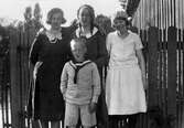 Bertha Gerdin med barn vid arbetshuset, 1920-tal