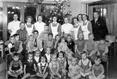 Barn och personal på barnhemmet i Adolfsberg, 1951-12-24