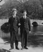 Två män vid Kanslibron, 1920-tal