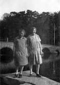 Två kvinnor vid Kanslibron, 1920-tal