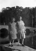 Två kvinnor vid Kanslibron, 1920-tal