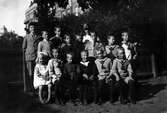 Grupp med barn på Olaigatan, 1920-tal