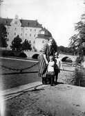 Kvinna med två barn vid Slottet, 1920-tal