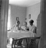 Tre kvinnor dricker kaffe, 1920-tal