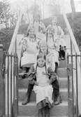 Flickor på trapp, 1920-tal