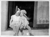 Barn på tröskel på Olaigatan, 1940-tal