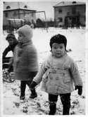 Barn leker i snön, 1940-tal