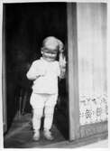 Barn på tröskel på Olaigatan, 1940-tal