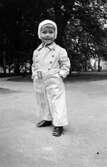 Modernt klädd pojke på Olaigatan, 1940-tal