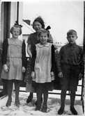 Barn och vuxen på trappa, 1940-tal