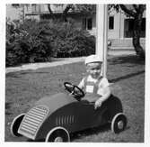 Pojke i lådbil på Stentorpsvägen, 1950-tal