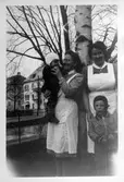 Barnskötare med barn på Olaigatan, 1950-tal