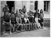 Barn på stentrappa, 1950-tal