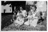 Barnskötare med barn på filt, 1950-tal