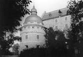Örebro slott genom grönska, ca 1955
