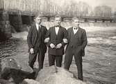 Tre herrar vid Fallen i Karlslund, 1920-tal