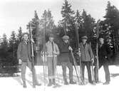 Innan skidturen i Karlslund, 1920-tal