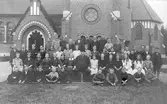 Konfirmander utanför Längbro kyrka, ca 1920