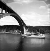 Fartyget Kalmarsund XIII vid Sandöbron

