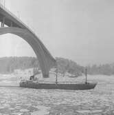 Fartyget Käthe Ritscher vid Sandöbron
