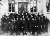 Örebro poliskår på Rådhusets trappa, 1908