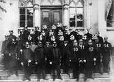Örebro poliskår på Rådhusets trappa, 1908