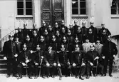 Gruppfotografi av Örebro poliskår på Rådhusets trappa, 1913