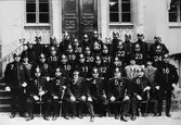 Gruppfotografi av Örebro poliskår på Rådhusets trappa, 1913