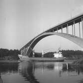 Fartyget Delfborg vid Sandöbron