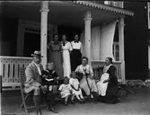 Familj utanför bostadshus