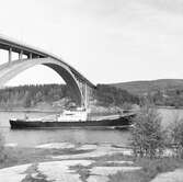 Fartyget Gertrud Bratt vid Sandöbron

