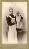 Barnjungfru med litet barn, 1900 ca
